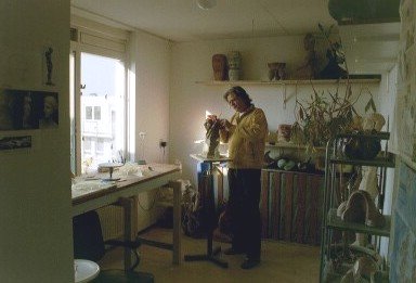 jo janssen aan het werk in zijn atelier