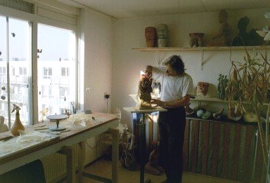 jo janssen aan het werk in zijn atelier